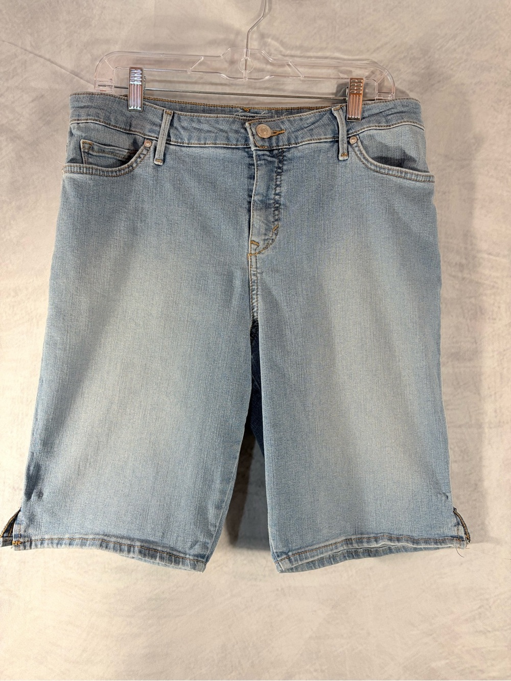 Gloria Vanderbilt Amanda Denim Bermuda Shorts Women’s Size 12 Light Wash